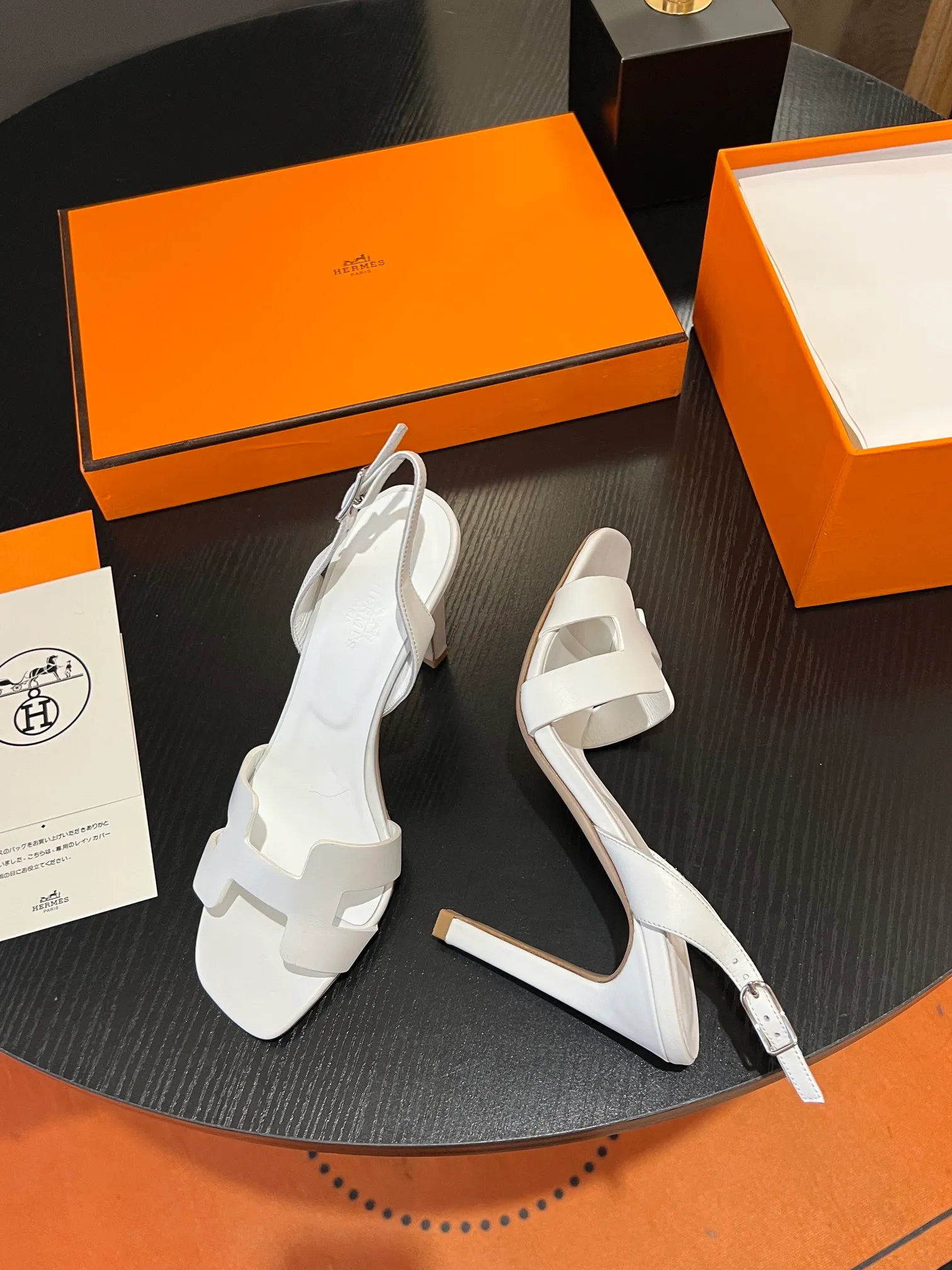 👟👟Ex-factory price 600👟👟Hermès 2023 high-heeled temperament sandals original customization! Counter synchronization! Hermès high heels have always been simple, fashionable and elegant! ! ! It can hold any style of wear, the height of 10.5cm is easy to control, and the feet feel comfortable and pressure-free! The classic and elegant style brings a sense of luxury to your feet! Highly recommended Material: Upper imported calfskin + mixed sheepskin lining Outsole: Italian genuine leather sole Size: 34-42 (34.41.42 customization is non-returnable and non-exchangeable)